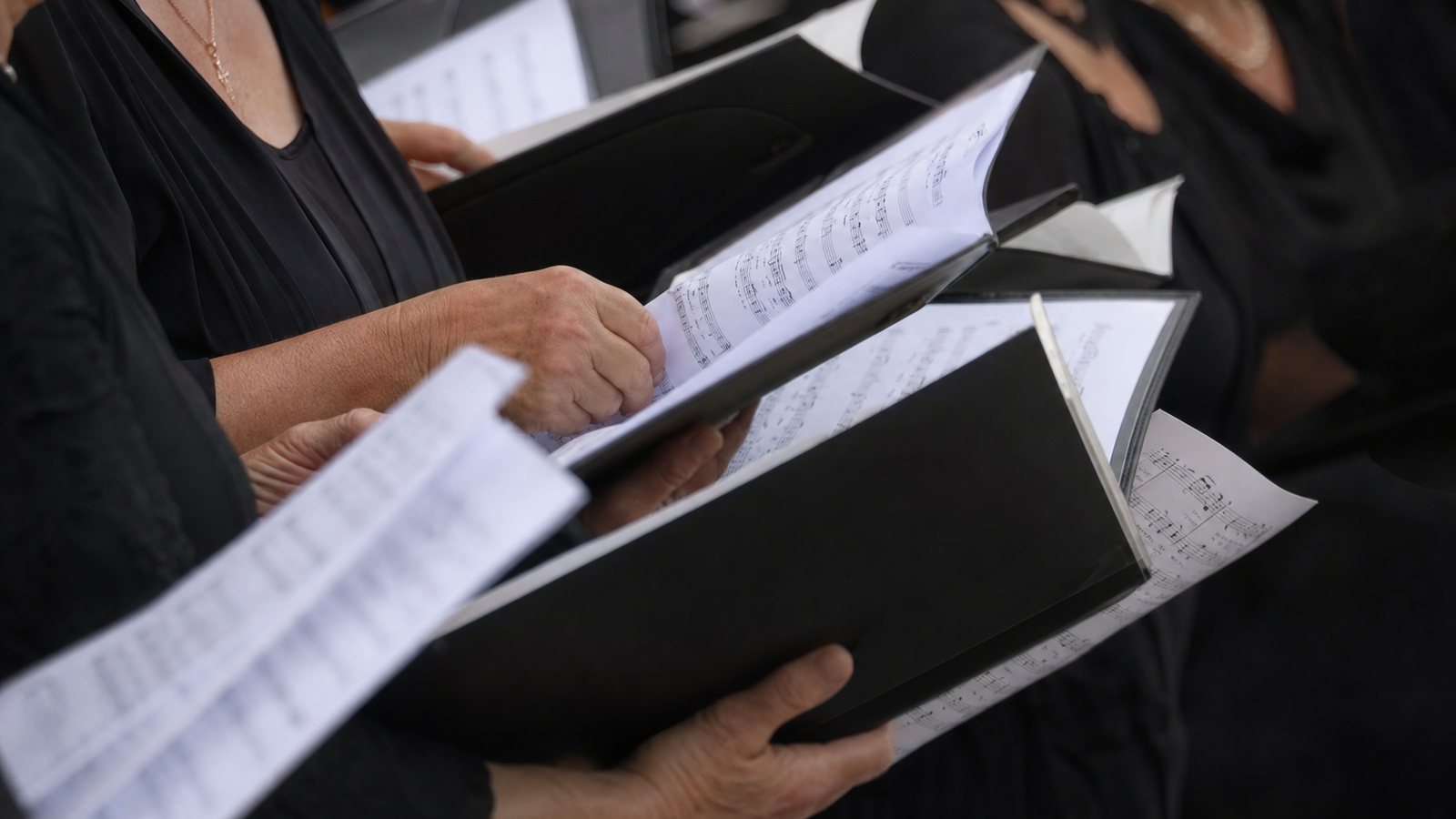 Partitions et recueils de musique protégés posés sur un pupitre
